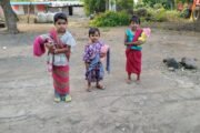 चिमुकल्या निष्पाप मुलींनी मम्मींची मिमिक्री करत साकारले बेबीडॉलच्या मम्मींचे प्रतिरूप!
